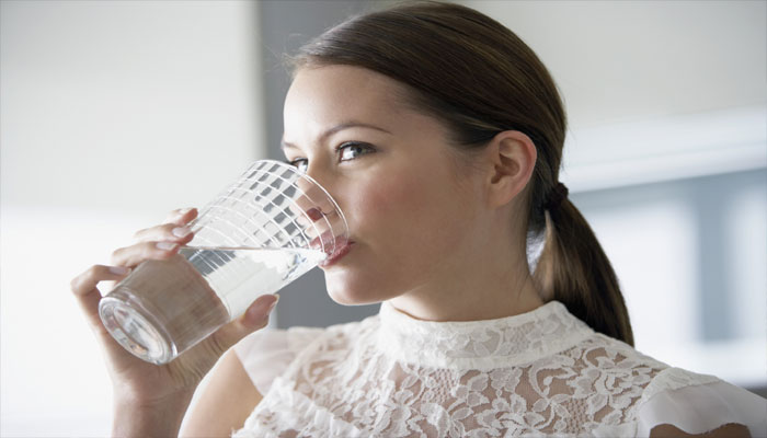 کیا آپ جانتے ہیں پانی پینے کا صحیح طریقہ؟